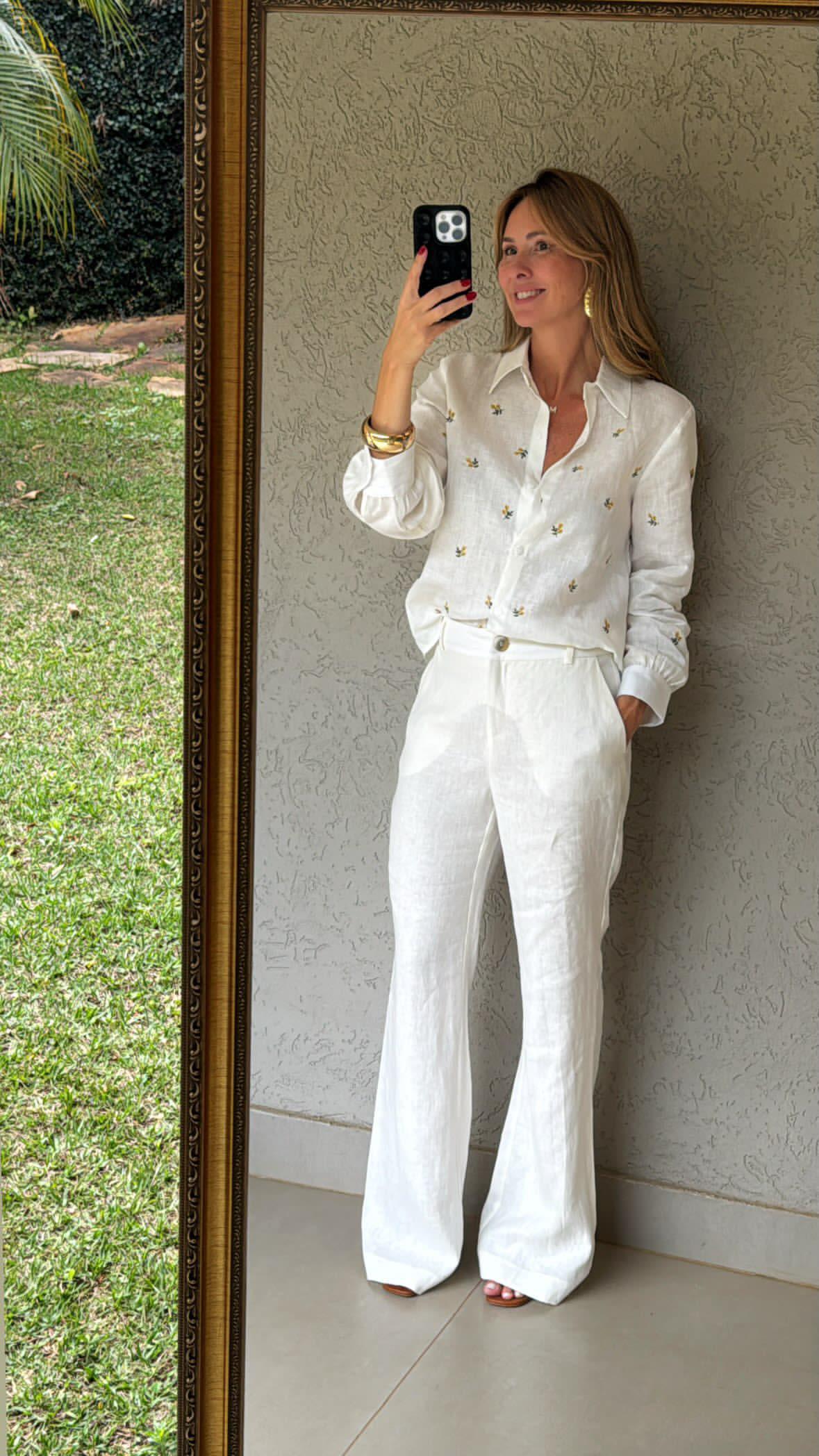 Camisa em linho flores bordadas