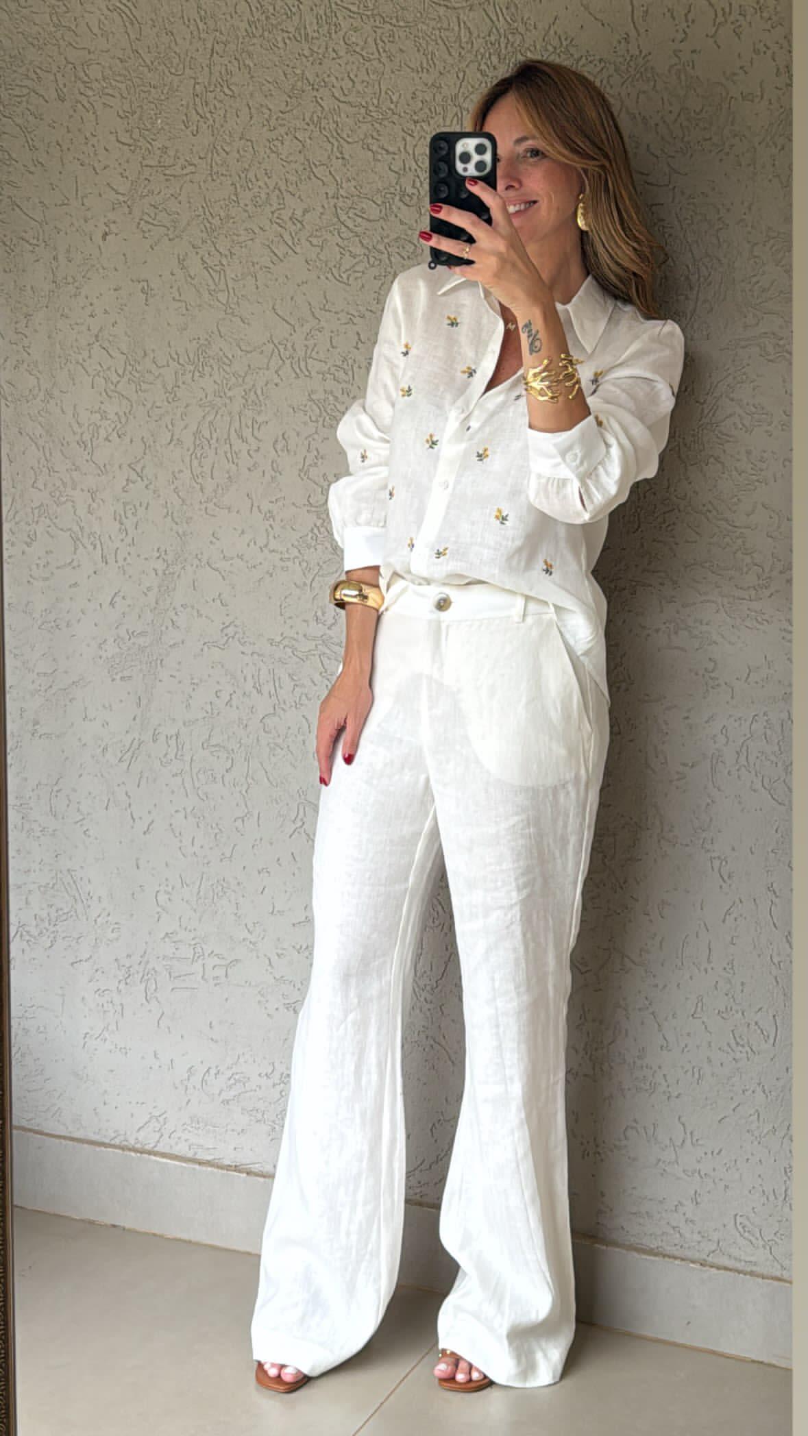Camisa em linho flores bordadas