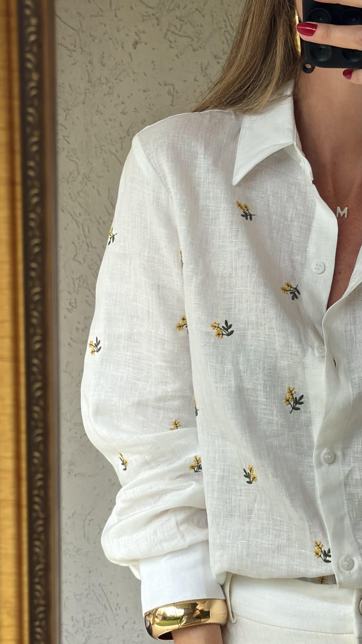 Camisa em linho flores bordadas