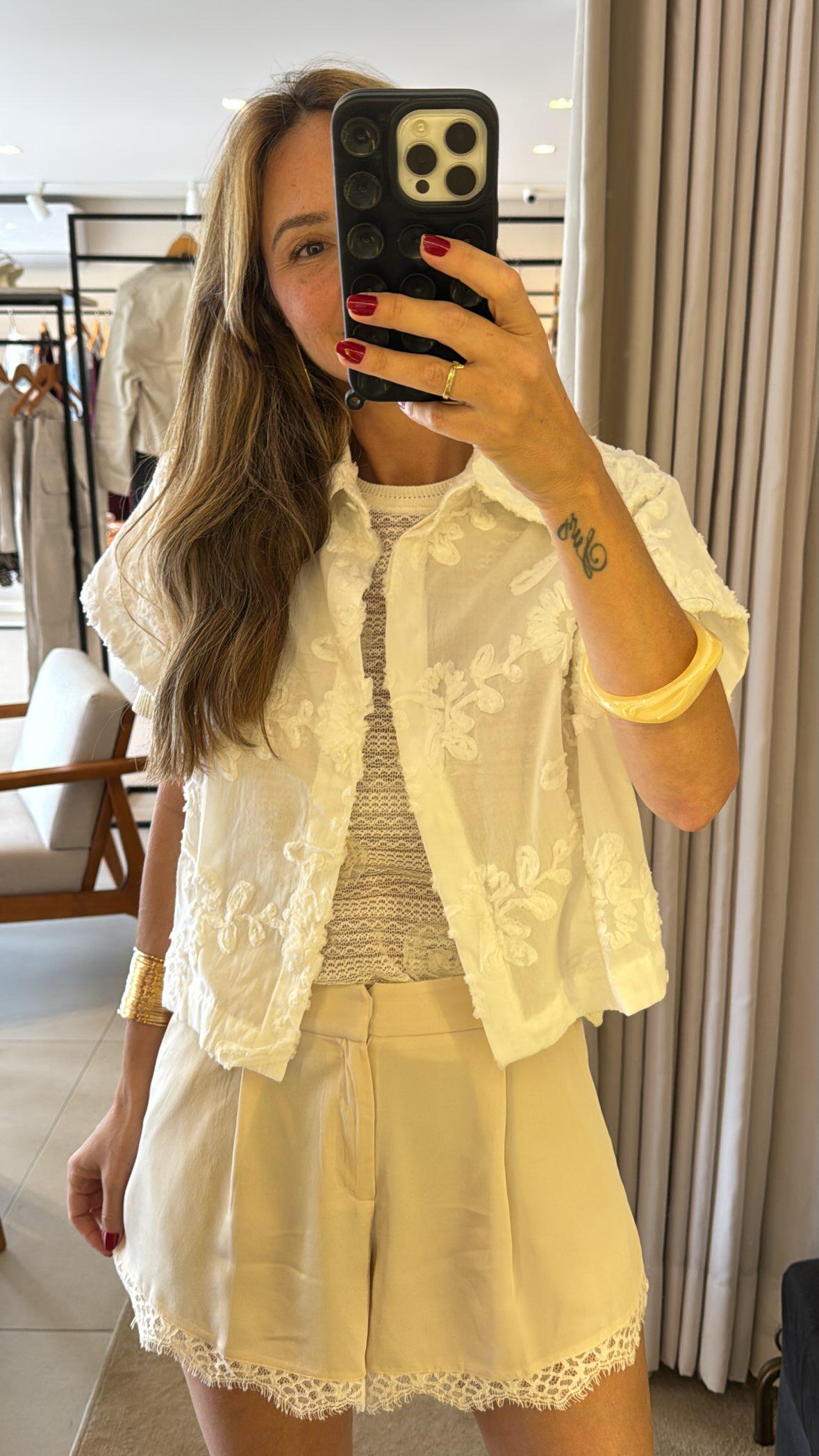 Short em crepe com renda
